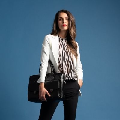 Giacca donna dalla linea dritta realizzata in tessuto punto milano stretch